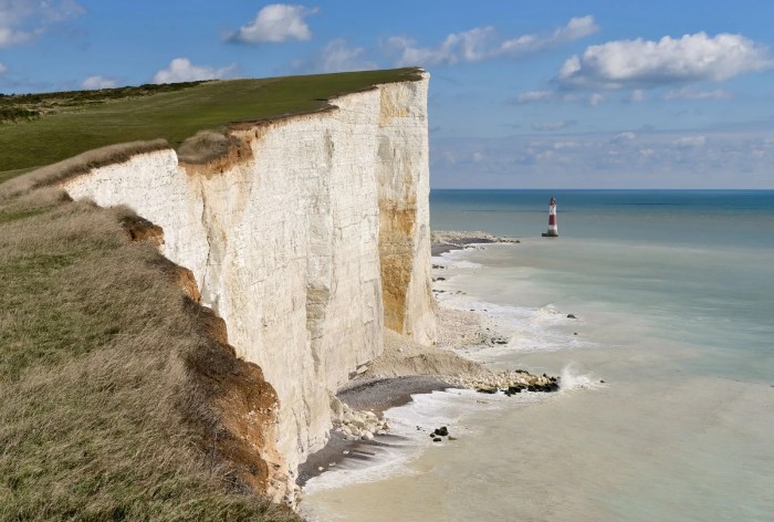 Beachy head sussex lighthouse england east april horizon 2010 corrected crop file beach headlands where eastbourne commons headland cliff cliffs